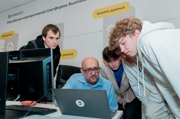 Алексей Арустамов со студентами